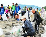 境港市西工業団地の護岸でごみを集める参加者