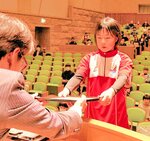 １年間の育成期間を終えて候補生の認定を受ける受講者＝２０２４年３月、湯梨浜町はわい長瀬のハワイアロハホール