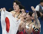 　男子団体総合で優勝し、喜ぶ（右から）橋本大輝、岡慎之助、萱和磨、谷川航、杉野正尭＝パリ（共同）