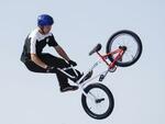 　男子ＢＭＸフリースタイル・パーク予選　演技する中村輪夢＝パリ（共同）