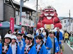 元気なかけ声を響かせながら山車を引き、温泉街を練り歩く子どもたち＝２０日、新温泉町湯