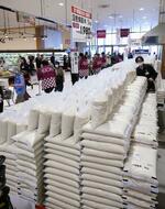 　イオン大阪ドームシティ店の店頭に並んだ備蓄米＝２日午前８時２３分、大阪市西区
