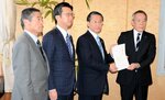 北野副社長（右）に回答文書を渡す３自治体の首長＝１９日、鳥取県庁