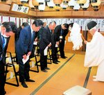 工事の安全を祈願する関係者ら＝１２日、鳥取市賀露町北１丁目