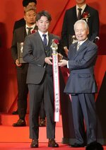 ＭＶＰを受賞した阪神・村上（左）＝１１月２８日、東京都内