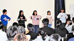 ステージで朗読　金子みすゞの詩を手話を交えて披露する子どもたち