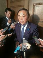 　記者団の取材に応じる自民党の坂本国対委員長＝１９日、国会