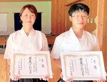 優勝を飾った女子の有沢千秋（左）と男子の谷野智康（右）＝鳥取県立武道館