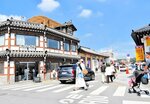 若者が集まる大通りには韓屋をリノベーションしたカフェが並ぶ＝１日、慶州市鮑石路の皇理団キル