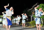 恒例の盆の手踊りを披露する保存会の会員ら