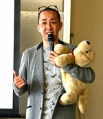 ペット同行避難の必需品や飼い主の備え方を伝える松本さん＝２９日、鳥取市伏野の県立福祉人材研修センター