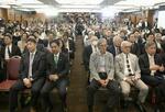 　静岡県知事選で大村慎一氏の落選が決まり、肩を落とす支援者ら＝２６日夜、静岡市