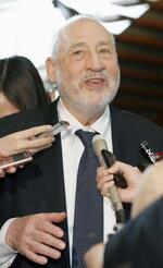 　ジョセフ・スティグリッツ米コロンビア大教授＝２０１６年３月、首相官邸