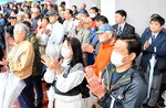 候補者の演説に耳を傾ける支援者ら＝１３日、米子市内