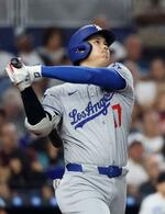 　マーリンズ戦の６回、１０号ソロを放つドジャース・大谷＝マイアミ（共同）