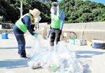 居組海岸の浜辺を丹念に歩いて回収したごみ＝２３日、新温泉町居組