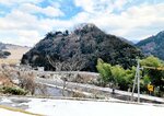 正面に見える山容の頂に山崎城が築かれた