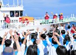 賀露小の児童や家族に見送られながら出漁する漁船＝５日、鳥取市賀露町西４丁目の鳥取港