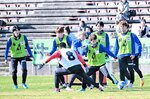 和気あいあいとミニゲームを楽しむガイナーレの選手たち＝オールガイナーレＹＡＪＩＮスタジアム