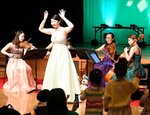 佐々木さん（奥左）の歌声に合わせ、体を動かしながら音楽を楽しむ子どもたち