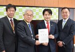 滝波副大臣（右から２人目）に要望書を手渡す斉木幹事長（同３人目）ら＝２７日、東京都千代田区の農林水産省
