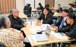 香住沖海戦の歴史を地元の子どもたちの記憶に残そうと、演劇の台本作りに取り組む参加者＝２６日夜、香美町香住区の香住文化会館