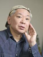 　インタビューに答える鈴木おさむさん