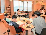 小西ビル内に開設された学習塾は小中学生でにぎわっている＝境港市元町