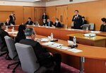 ビジョンの改訂案について話し合う参加者ら