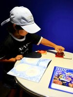 「スタンプラリーじゆうちょう」にスタンプを押して楽しむ子ども＝２５日、境港市の夢みなとタワー