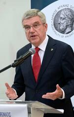 　式典で話すＩＯＣのバッハ会長＝１５日、ギリシャ・オリンピア（共同）