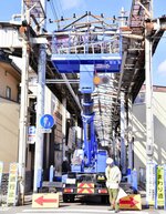 屋根部分の撤去が始まった本通り商店街のアーケード＝２０日、米子市紺屋町