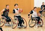 　強化合宿で練習する車いすバスケットボール女子の日本代表＝東京都内