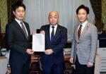 　政治資金規正法改正案を衆院に提出した日本維新の会の青柳政調会長（左）ら＝１１日午後、国会