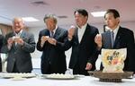 　２０２２年産の備蓄米を試食する（左から）鈴木総務会長、森山幹事長、小野寺政調会長ら＝２日午前、東京・永田町の自民党本部