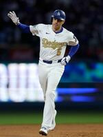 　タイガース戦で本塁打を放ち塁を回るドジャースのフリーマン＝３月２８日、ロサンゼルス（ゲッティ＝共同）