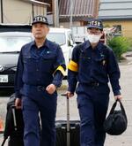 　事故状況の調査に向かう運輸安全委員会の鉄道事故調査官＝２２日午前１１時２８分、長野県須坂市