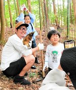 収穫を喜んで記念撮影する参加者＝２９日、八頭町西谷の船岡竹林公園