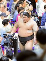 北勝富士を破り、引き揚げる伯桜鵬＝２２日、名古屋市のドルフィンズアリーナ