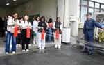 　警視庁野方署で開かれた講習会で消火器を使う参加者＝３１日午前