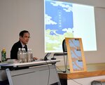 弓ケ浜半島の成り立ちや歴史を説明する石村氏