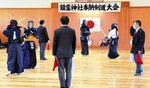 熱戦を繰り広げる選手ら