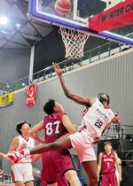 男子１回戦・鳥取城北－習志野　鳥取城北は第４クオーター、アズカ（２８）が豪快なシュートを放ち８４－５８とする＝武蔵野の森総合スポーツプラザ