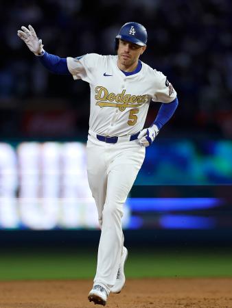　タイガース戦で本塁打を放ち塁を回るドジャースのフリーマン＝３月２８日、ロサンゼルス（ゲッティ＝共同）