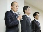 　記者会見で謝罪する小林製薬の小林章浩社長（左）ら＝３月２２日、大阪市