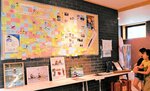 古田選手への活躍を紹介する展示会場。多くの応援メッセージが寄せられている＝２６日、南部町法勝寺のキナルなんぶ