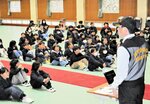 井上教諭（右）の講話を真剣な表情で聴く子どもたち＝１１日、新温泉町湯の温泉小