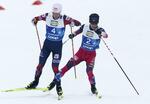 　ノルディックスキーの世界選手権複合混合団体の後半距離でオーストリア選手（左）と交錯する最終走者の山本涼太＝２月、トロンヘイム（共同）