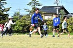 笑顔で交流する飯泉選手（手前中央）と知久選手（右から２人目）ら＝１１日、米子市淀江町西原の淀江小