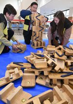 「げた積み」に挑戦する参加者＝２０日、境港市竹内団地の境夢みなとターミナル